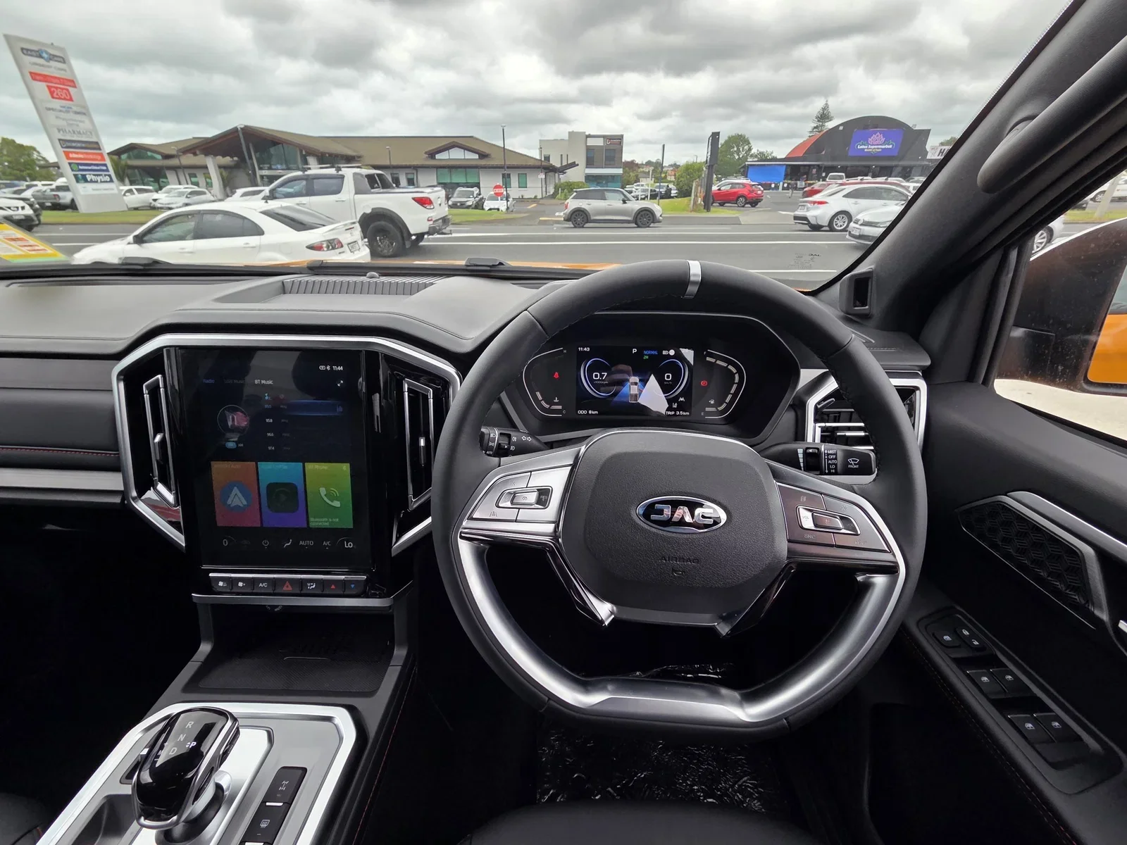 JAC T9 cabin — JAC-branded steering wheel and 10.4″ infotainment