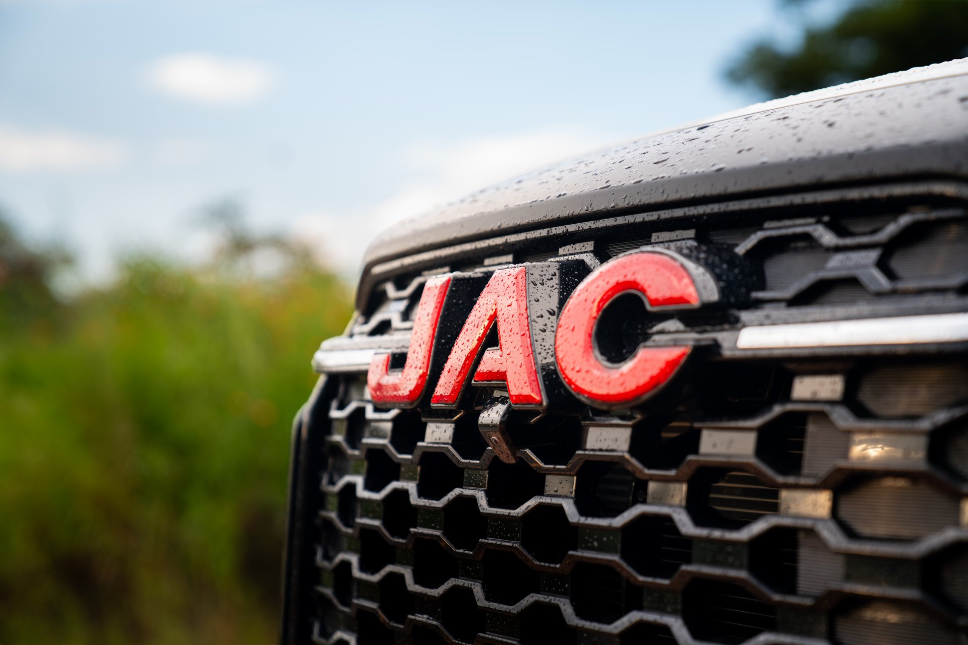 JAC T9 grille and badge close-up